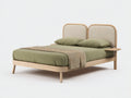 Cama doble de madera natural con cabecero de ratán beige 215x168x100 cm - repisas laterales integradas - diseño nórdico